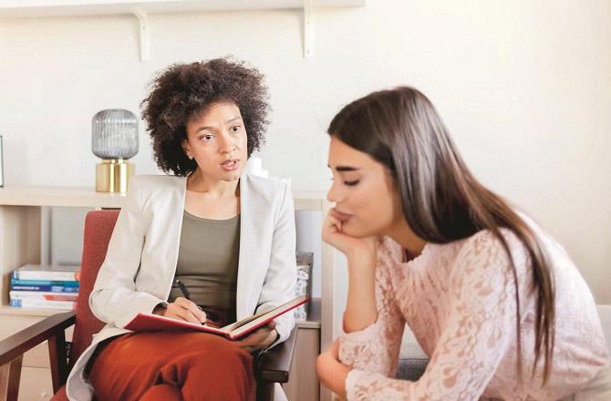 A psychological counselor helps the patient to overcome stress and mental anxiety. Photo: INN